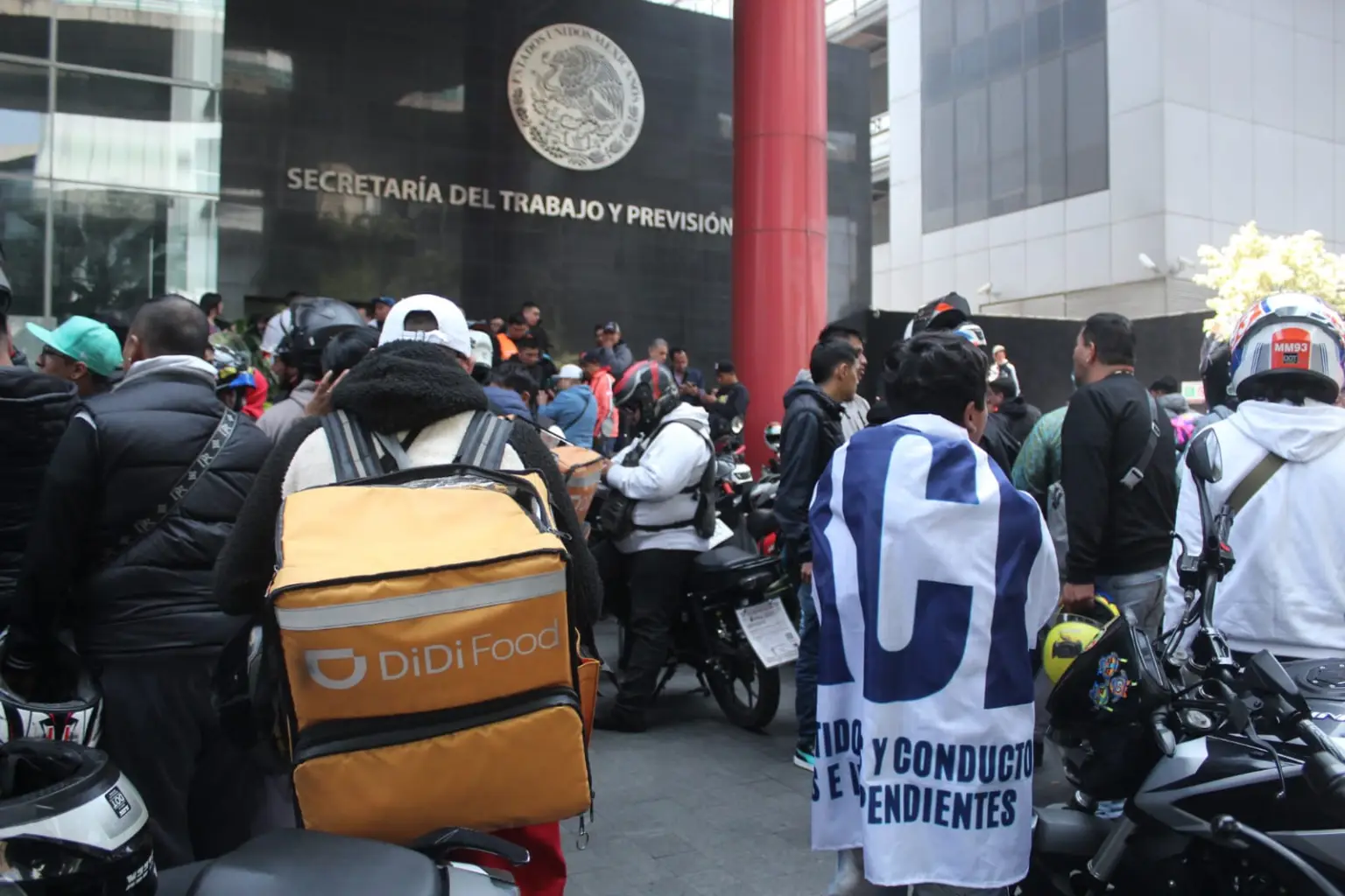 Repartidores por aplicación exigen derechos laborales; provocan caos vial en Periférico Sur