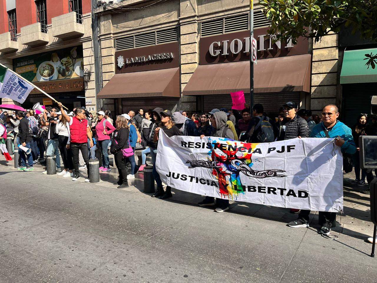 Realizan trabajadores del PJ protesta contra reforma en Club de Banqueros