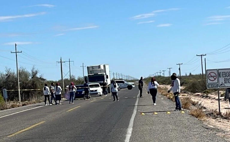 Madres Buscadoras de Sonora bloquean carretera a Bahía de Kino; denuncian inacción en la desaparición del hijo de Ceci Flores