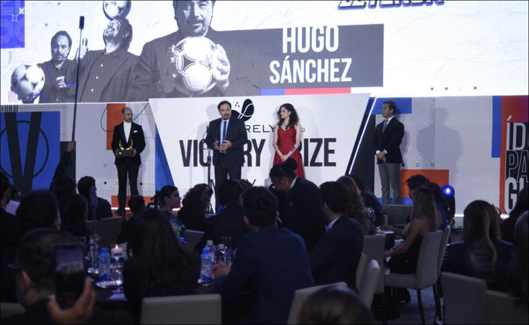 Hugo Sánchez recibe el premio ‘Leyenda’ en la primera edición de los Victory Prize México