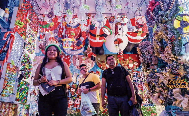 Navidad llega al Centro Histórico con todo para fiestas decembrinas; invaden productos chinos