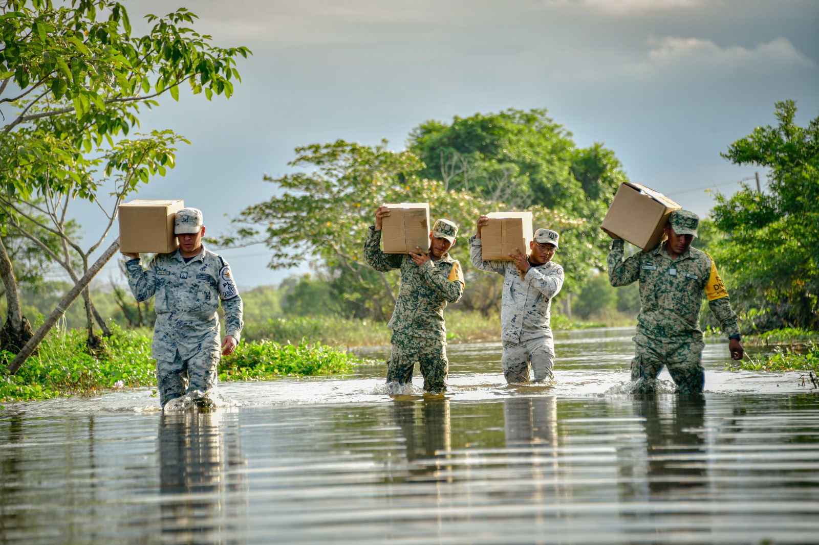 En 13 municipios de Veracruz, Ejército , FAM y GN mantienen su apoyo a afectados por la tormenta “Nadine”