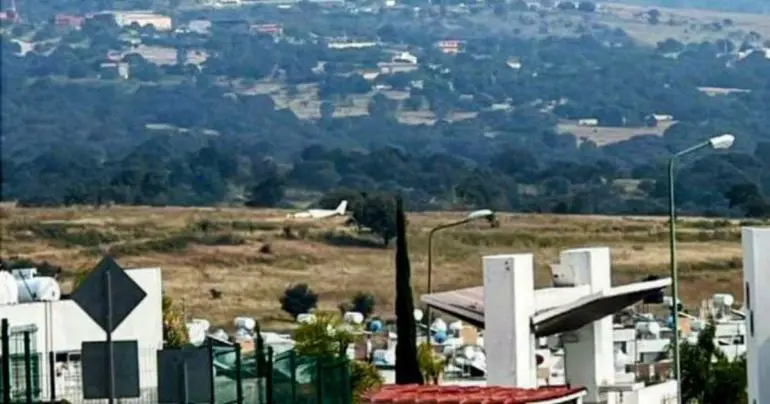 Avioneta aterriza de emergencia en Bosques de Chapultepec, Puebla