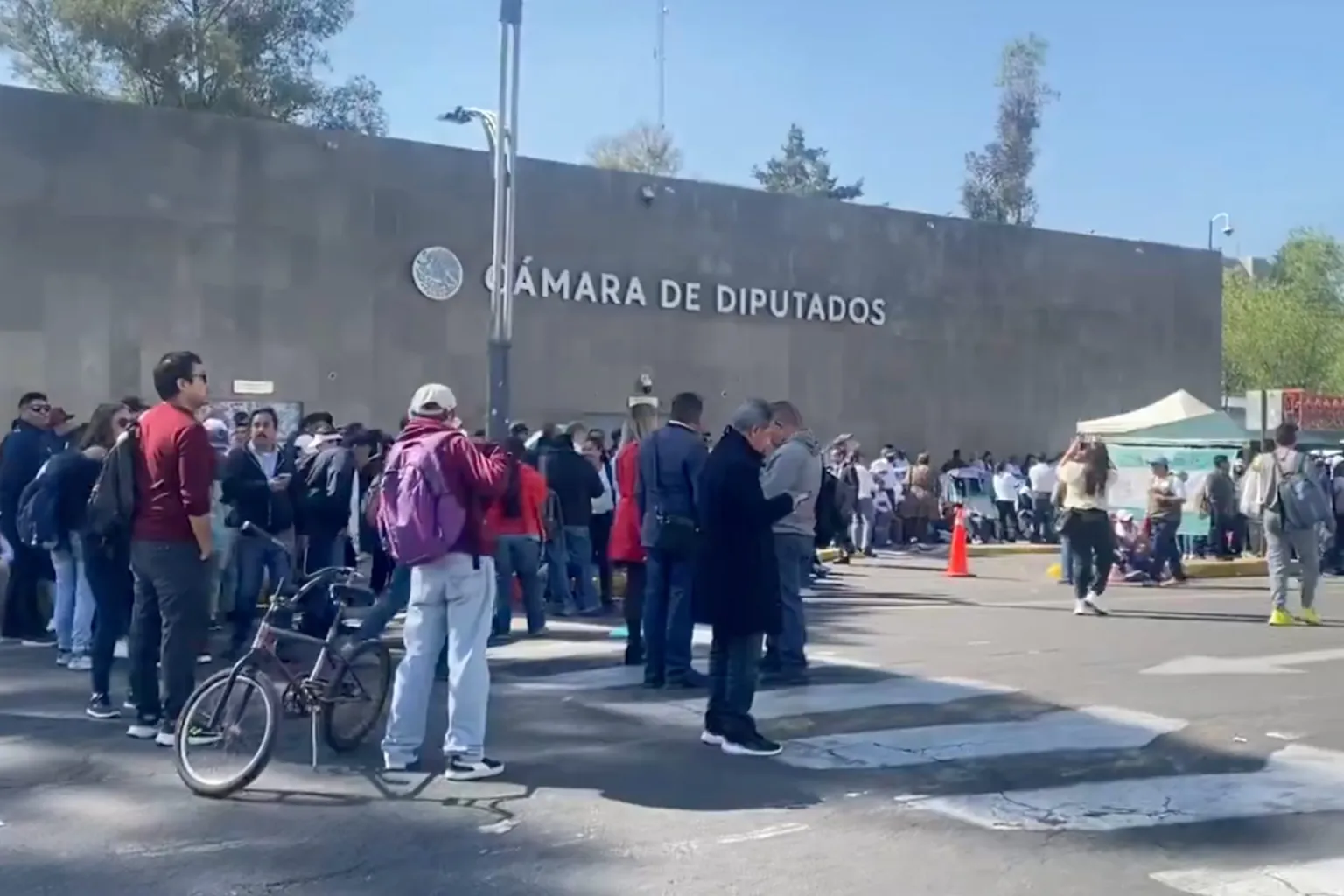 Maestros de educación media y superior bloquean accesos a Cámara de Diputados