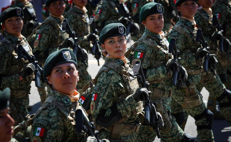 Sedena afina detalles para el Desfile Cívico-Militar del 20 de noviembre; general Trevilla preside revista de tropas