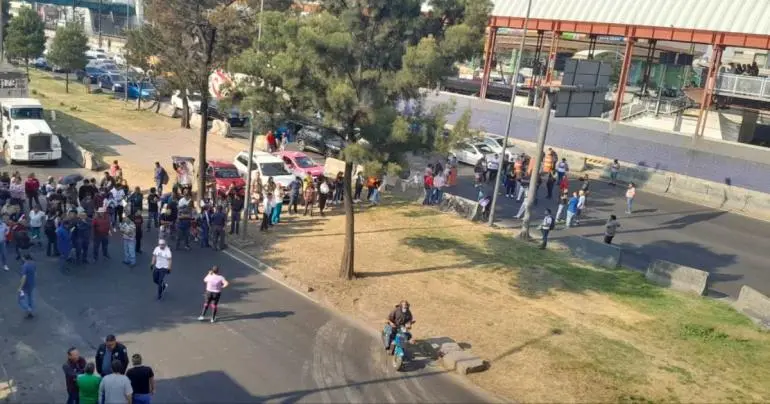 Bloqueo en Calzada Ignacio Zaragoza afecta vialidad cerca del Metro Guelatao