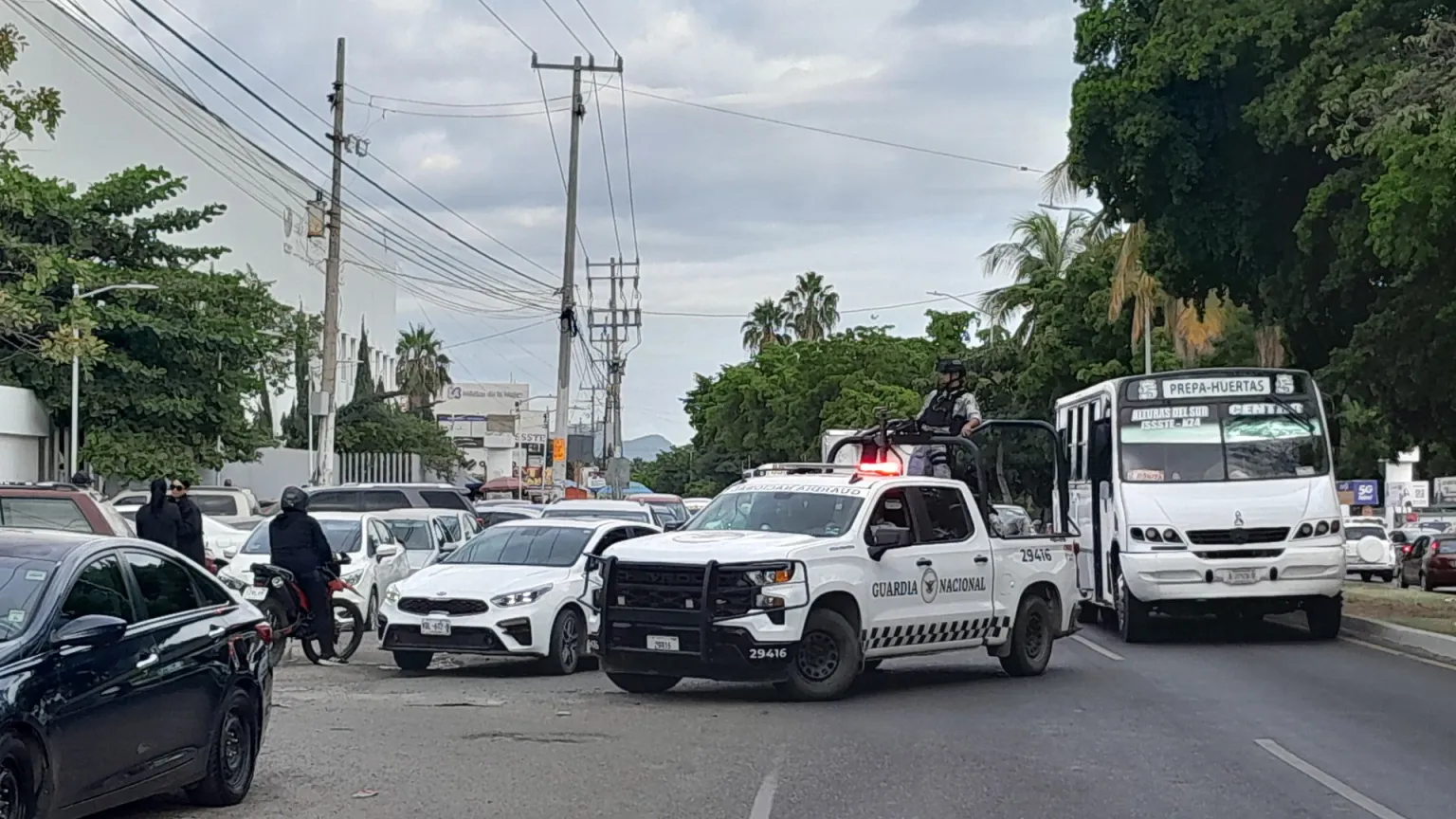 Abandonan explosivo frente a Cuartel Militar en Culiacán; evacuaron hospital del ISSSTE