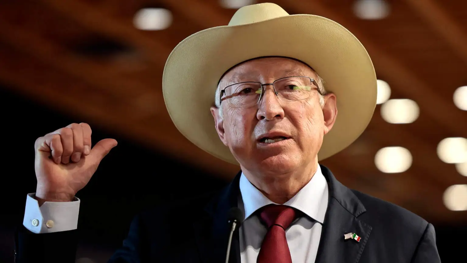 Ken Salazar, se pronunció sobre la advertencia de Trump sobre aranceles.