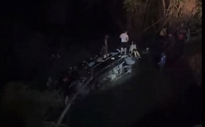 Camioneta con turistas cae en arroyo en la Huasteca potosina; reportan al menos 20 lesionados