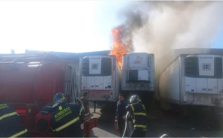 Incendio en tráiler de la Central de Abasto, en Iztapalapa, moviliza a equipos de emergencia; no se reportan personas lesionadas