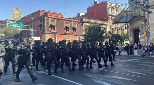 Policía capitalina celebra su día con desfile en el Centro Histórico