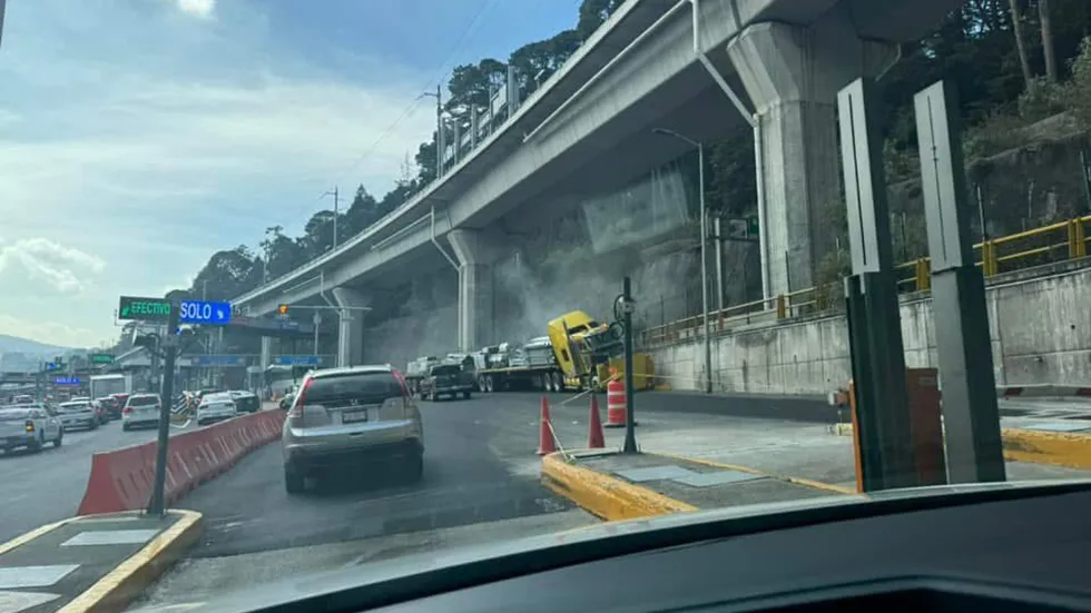 Caos vial en la México-Toluca por choque de tráiler contra autos