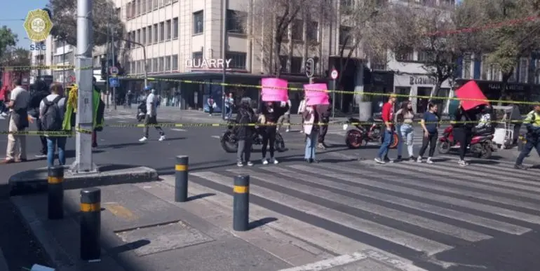 Comerciantes de Izazaga 89 bloquean calles del Centro al grito de ‘Queremos trabajar’