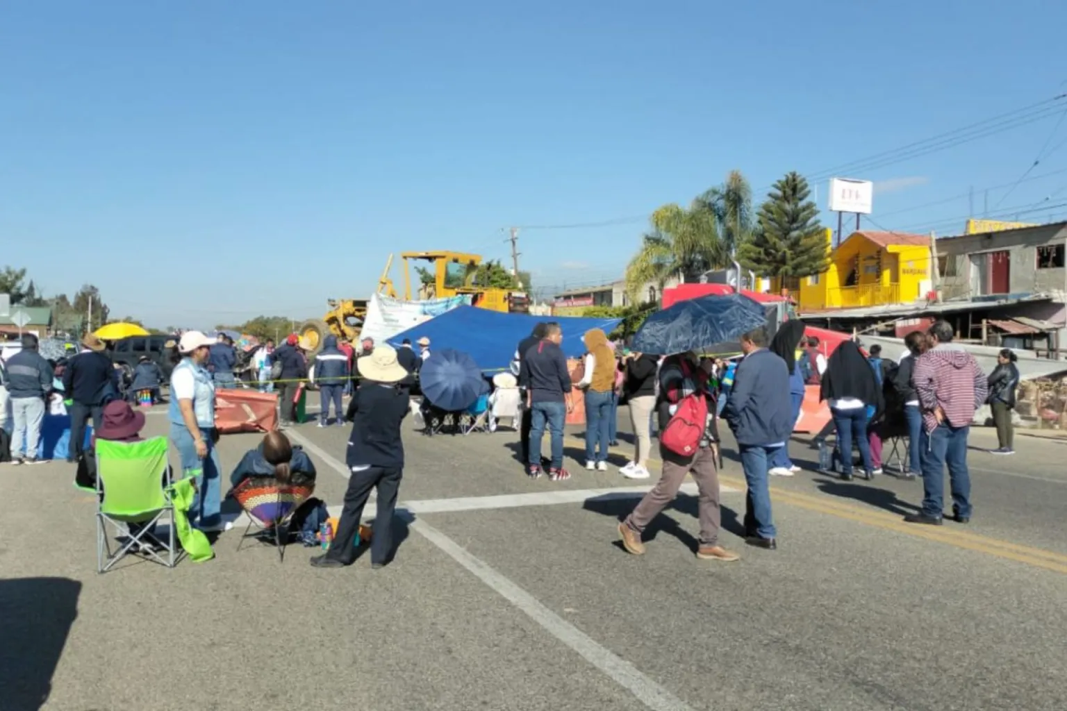 Trabajadores de la salud desquician carreteras en Oaxaca