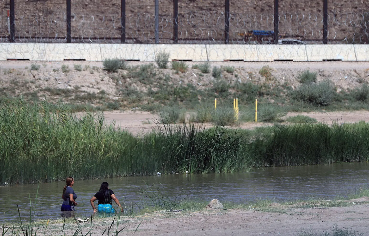 Agentes estadounidenses disparan bolas de pimienta a migrantes en frontera de México