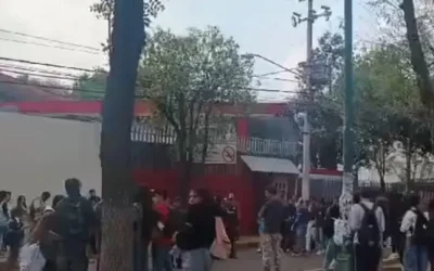 Sujeto ingresa al CETIS 33 y agrede a alumna; compañeros le incendian moto