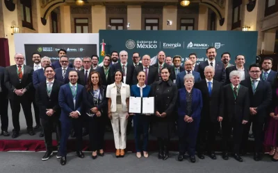 Sheinbaum firma acuerdo para topar precio de la gasolina magna a 24 pesos