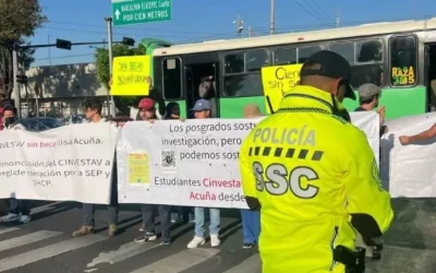 Estudiantes del Cinvestav bloquean cruce en Lindavista por falta de becas
