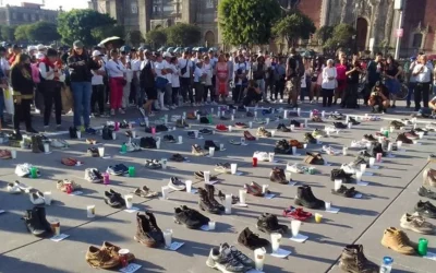 Entre zapatos y velas, miles se unen al luto nacional por las víctimas del crematorio de Teuchitlán