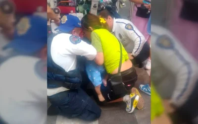 Policías del Metro salvan a bebé que no podía respirar