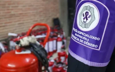 Policías de CDMX recargan 200 extintores para usar en marcha del 8M