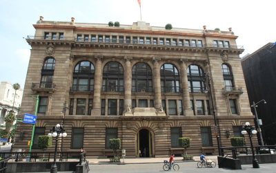 Prevé Banco de México “debilidad” económica y riesgos por aranceles