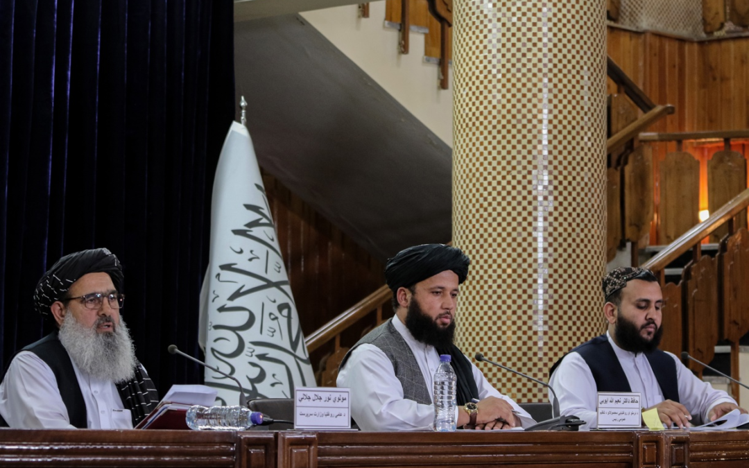 Denuncian talibanes envío de ayuda caducada de ONU en medio de crisis humanitaria