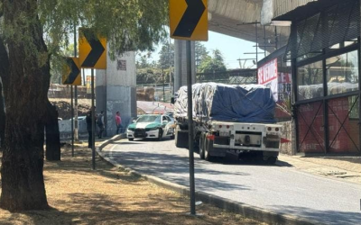 Tráiler atropella y mata a una persona en Chimalcoyoc, en Viaducto Tlalpan