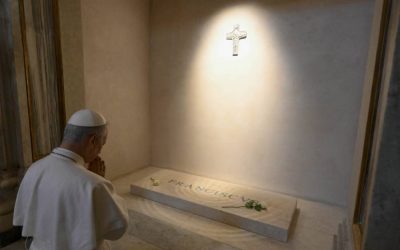 León XIV, «humilde siervo de Dios», visita la tumba de Francisco