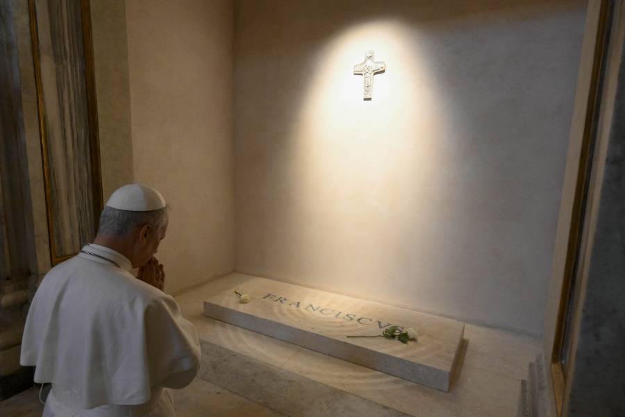 León XIV, «humilde siervo de Dios», visita la tumba de Francisco