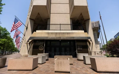 Decide el FBI cerrar su histórica sede en Washington y repartir a su plantilla por el país
