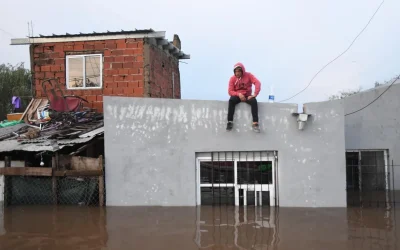 Culpa gobernador de Buenos Aires a Milei por inundaciones y reclama fondos para obras