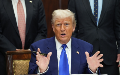 Trump firma decreto que exige a farmacéuticas reducir precios de medicamentos