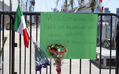 Improvisan altar frente al buque escuela Cuauhtémoc en Nueva York