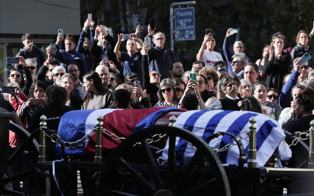 Uruguay despide a José Mujica con cortejo fúnebre multitudinario y velorio público