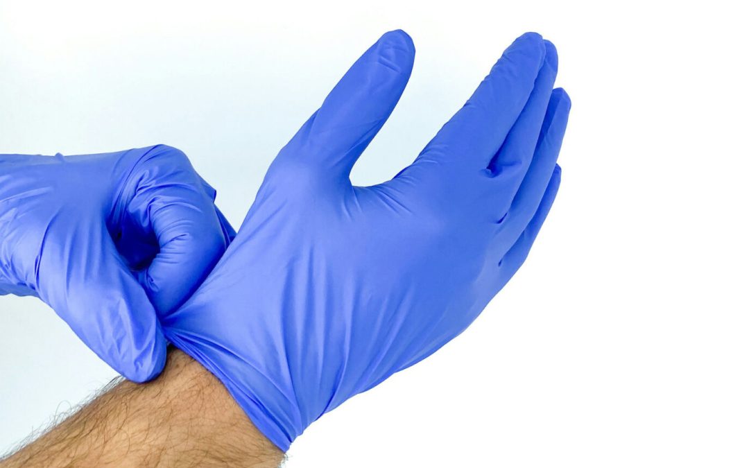 OMS alerta sobre uso excesivo de guantes médicos; pide priorizar el lavado de manos