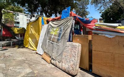Migrantes reconstruyen campamento en la Venustiano Carranza tras desalojo