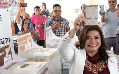 Clara Brugada emite su voto en la Elección Judicial en Iztapalapa