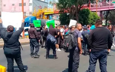 Policías de Los Reyes bloquean carretera; denuncian que deben pagar gasolina y comprar municiones