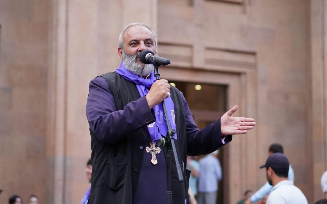 Armenia arresta a importante clérigo; lo acusan de incitar al derrocamiento del primer ministro