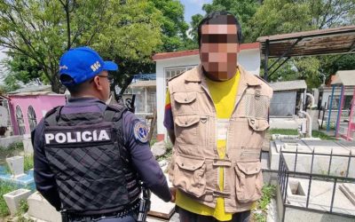 Detienen a sujeto por exhumar ilegalmente restos óseos en panteón de Iztacalco