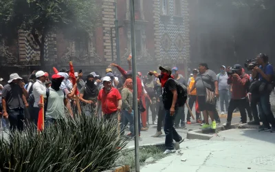 Integrantes de la CETEG se enfrentan con policías en inmediaciones de la Segob