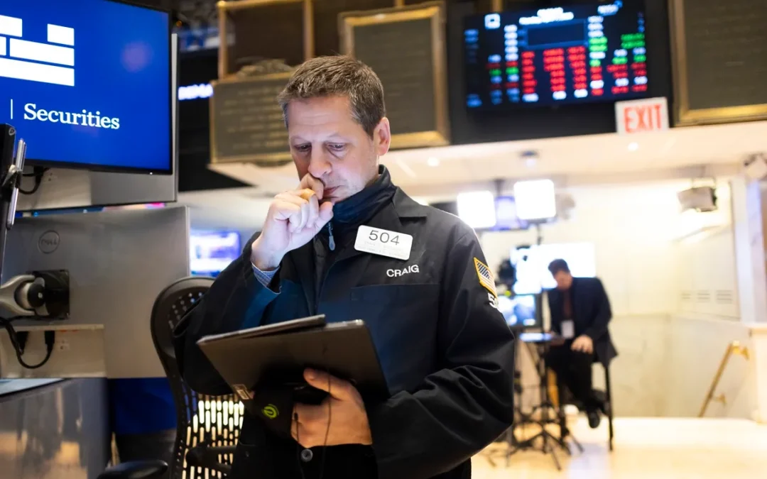 Cierra mixto Wall Street tras decisión de la Fed y pendiente de Oriente Medio