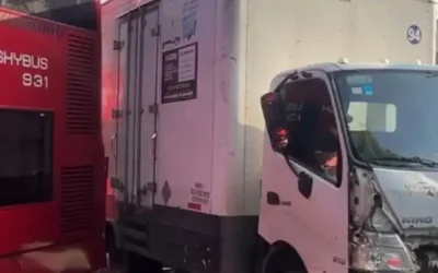 Aparatoso accidente en Peralvillo deja un Metrobús destruido y una mujer herida