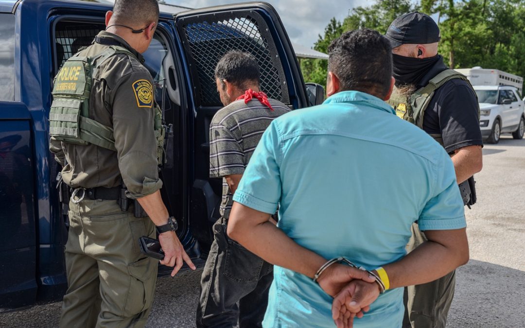 ICE detiene a dos “criminales” mexicanos en un hipódromo de Luisiana