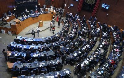 Senadoras de Morena levantan la mano para presidir el Senado tras fin del periodo de Noroña