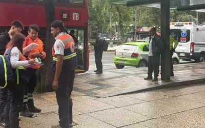 Choque entre Metrobús y camión deja cuatro lesionados sobre Paseo de la Reforma