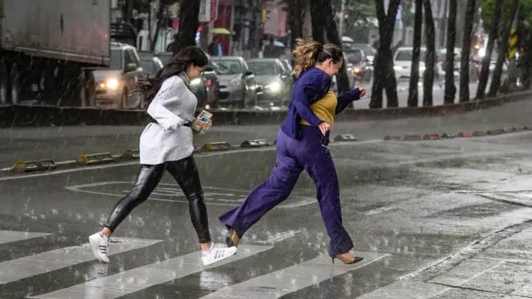 Cielo nublado, lluvias fuertes y ambiente templado: así estará el clima este jueves en CDMX