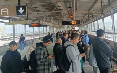 Usuarios del Metro CDMX reportan lento avance en al menos cinco líneas