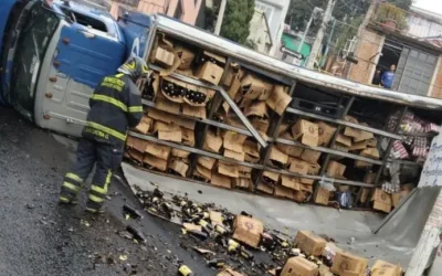 Vuelca camión repartidor de cerveza en la colonia La Carbonera, en Magdalena Contreras